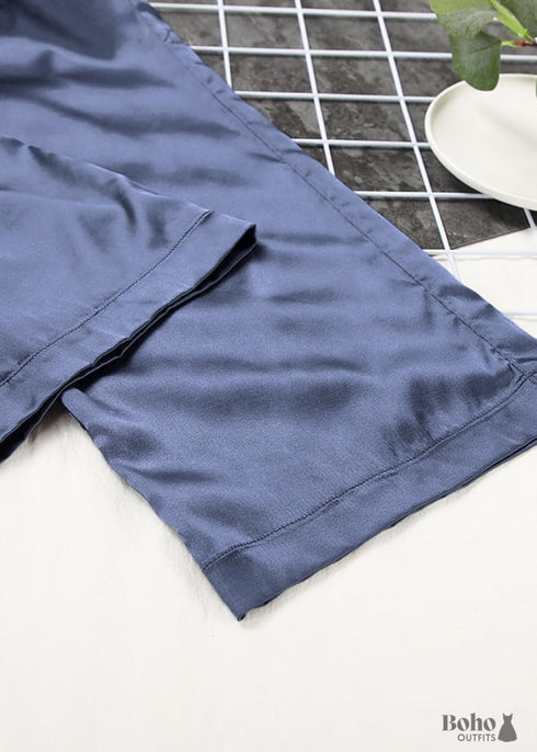 Pijama bohemio de satén Clementine en negro, azul marino, gris y rojo.
